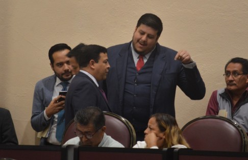 El diputado  Erick Aguilar se molestó mucho con el diputado Cazarín  ya que no se le permitía el ingreso a sus guaruras ya que portaban armas.