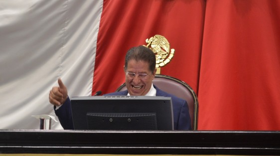 Luego de que el Pleno de la Sexagésima Quinta Legislatura del Honorable Congreso del Estado, aprobó la reforma referente a la concesión de tiendas de alimentos en las escuelas, el Presidente de la Mesa Directiva, diputado José Manuel Pozos Castro, ordenó emitir el Decreto correspondiente y enviarlo al Ejecutivo para su publicación en la Gaceta Oficial del Estado.