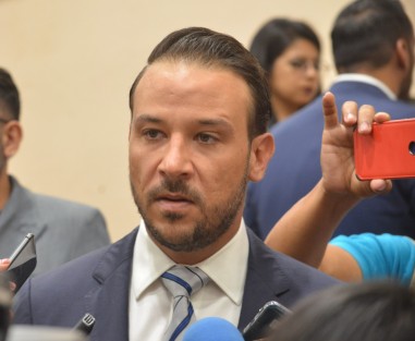 El diputado Juan Manuel de Unánue Abascal, integrante del Grupo Legislativo del Partido Acción Nacional (PAN) del Congreso del Estado, presentó un Anteproyecto de Punto de Acuerdo para exhortar al Poder Ejecutivo del Estado, para que a través de la Secretaría de Finanzas y Planeación, constituya el Instituto Veracruzano de Atención a Migrantes.