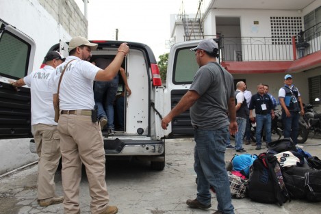 Esta madrugada fueron trasladados a la estación Acayucan del INM, 260 migrantes, mayormente hondureños, que fueran asegurados la tarde del jueves en un operativo del  Instituto Nacional de Migración.  