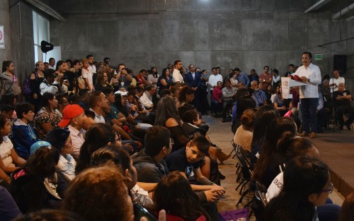 El gobernador de Veracruz, Cuitláhuac García Jiménez inauguró la escuela de box <em>Leones</em>, que funcionará en el Velódromo de Xalapa. 