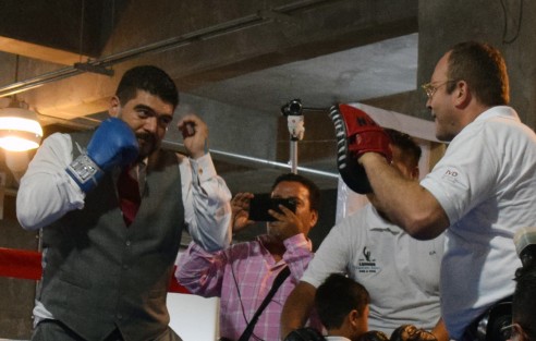 El secretario de Educación, Zenyazen Escobar, se puso los guantes, recordando sus tiempos en los gimnasios.