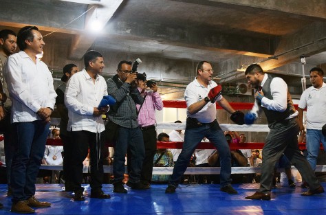 El gobernador Cuitláhuac García, junto con el Secretario de Educación, Zenyazen Escobar, se subieron al ring... para inaugurar la escuela de box que operará en el Velódromo de Xalapa.