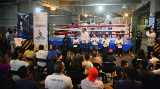 El gobernador Cuitláhuac García encabezó la inauguración del gimnasio de box Leones en compañía de autoridades del IVD y SEV, entre otras personalidades.