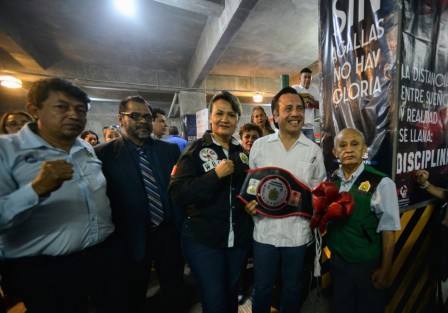 El gobernador Cuitláhuac García encabezó la inauguración del gimnasio de box Leones en compañía de autoridades del IVD y SEV, entre otras personalidades.