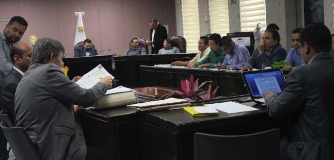 Como parte del trámite legislativo, en relación a la solicitud presentada el pasado 20 de junio por el gobernador del Estado de Veracruz, Cuitláhuac García Jiménez, sobre la desaparición de poderes en el Ayuntamiento de Mixtla de Altamirano, este 28 de junio la Comisión Permanente Instructora, del Congreso del Estado, llevó a cabo la audiencia de pruebas y alegatos con la participación de las partes, denunciante y denunciado. 