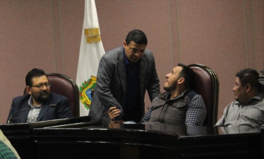 Este procedimiento, celebrado en la sala de sesiones Venustiano Carranza del Poder Legislativo, se lleva a cabo de conformidad con lo establecido en el artículo 148 de la Ley Orgánica del Municipio Libre. Con vista en el dictamen, el Congreso del Estado resolverá lo procedente. 