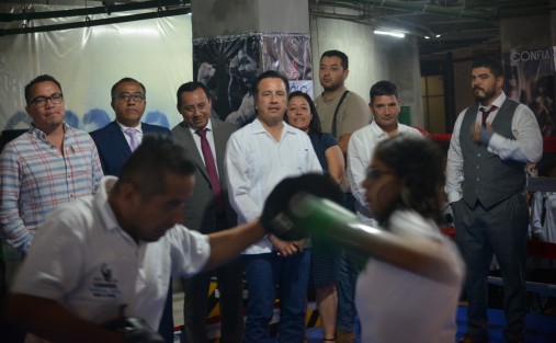 El gobernador Cuitláhuac García Jiménez inauguró esta tarde la Escuela de Box Leones de alto rendimiento, que además cuenta con Gimnasio de Acondicionamiento Físico y Fisicoconstructivismo, en las instalaciones del Velódromo de esta ciudad.