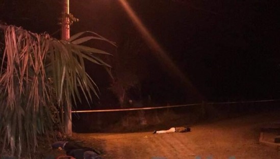 Una balacera registrada durante la noche de sábado entre delincuentes y policías, dejó saldo de dos motocicletas aseguradas y un muerto, esto, sobre la carretera estatal Atoyac- Paso del Macho, a la altura del campo deportivo Langostineros de Atoyac. 