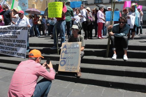 Un grupo de personas se manifestó este domingo en Plaza Lerdo contra las políticas del gobierno federal y estatal. 