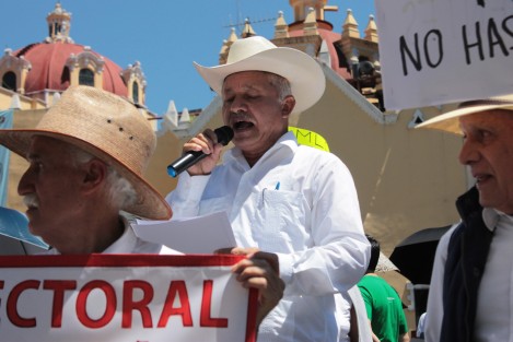 Un grupo de personas se manifestó este domingo en Plaza Lerdo contra las políticas del gobierno federal y estatal. 