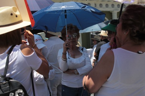 Un grupo de personas se manifestó este domingo en Plaza Lerdo contra las políticas del gobierno federal y estatal. 