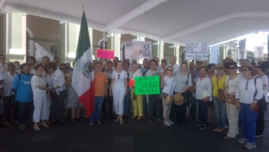 Este domingo un grupo de ciudadanos se manifestó en la explanada de Parque 21 de Mayo inconformes sobre las políticas actuales del Gobierno, las cuales hablan sobre la división de poderes.   