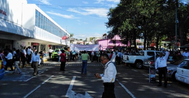 Transportistas de varios lugares del estado se manifestaron primeramente en las oficinas de Tránsito del Estado en Xalapa, para después marchar al centro de la ciudad. 