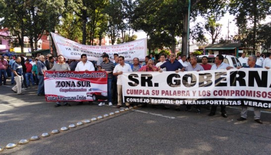 Transportistas de varios lugares del estado se manifestaron primeramente en las oficinas de Tránsito del Estado en Xalapa, para después marchar al centro de la ciudad. 