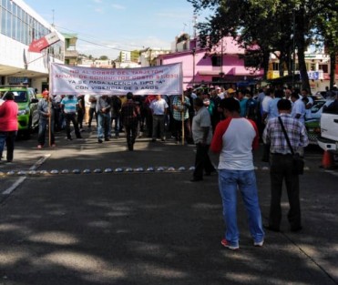 Transportistas de varios lugares del estado se manifestaron primeramente en las oficinas de tránsito para después marchar al centro de la ciudad. Ante el supuesto arribo de transportistas con unidades al centro de la ciudad personal  de tránsito los esperaba con grúas y dos camiones de granaderos en el centro de Xalapa. 