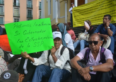 Ex empleados de la SSP de municipios del norte del estado, se manifestaron en las escalinatas de la catedral de Xalapa para exigir al Gobierno Estatal pronta respuesta a la demanda de la liquidación a algunos de los afectados de la tercera edad y la reincorporación de los más jóvenes. 