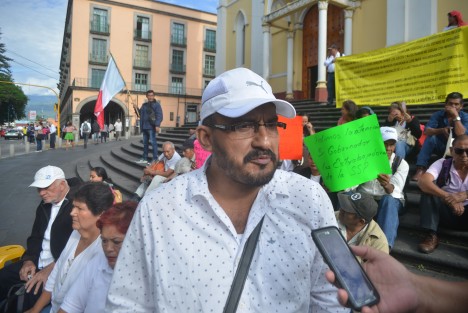 Ex empleados de la SSP de municipios del norte del estado, se manifestaron en las escalinatas de la catedral de Xalapa para exigir al Gobierno Estatal pronta respuesta a la demanda de la liquidación a algunos de los afectados de la tercera edad y la reincorporación de los más jóvenes. 