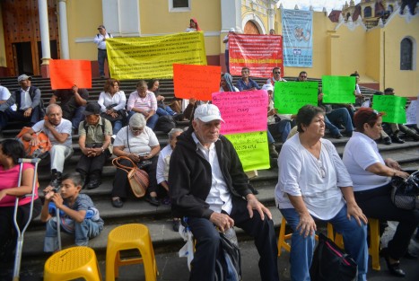 Ex empleados de la SSP de municipios del norte del estado, se manifestaron en las escalinatas de la catedral de Xalapa para exigir al Gobierno Estatal pronta respuesta a la demanda de la liquidación a algunos de los afectados de la tercera edad y la reincorporación de los más jóvenes. 