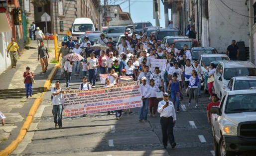 Vecinos de la colonia El Moral, en Xalapa, marcharon por la calle de Clavijero hasta la plaza Lerdo, para pedir el apoyo a las autoridades de gobierno  en la regularización del predio donde viven. 