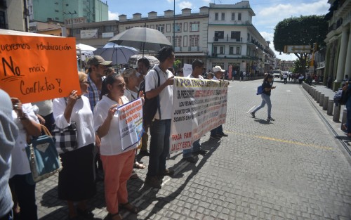 Vecinos de la colonia El Moral, en Xalapa, marcharon por la calle de Clavijero hasta la plaza Lerdo, para pedir el apoyo a las autoridades de gobierno  en la regularización del predio donde viven. 
