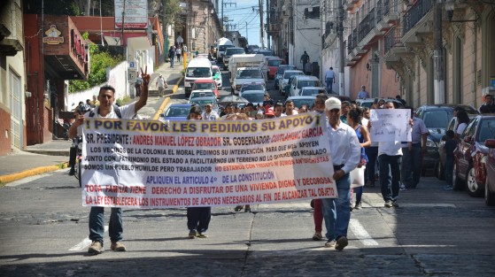 Vecinos de la colonia El Moral, en Xalapa, marcharon por la calle de Clavijero hasta la plaza Lerdo, para pedir el apoyo a las autoridades de gobierno  en la regularización del predio donde viven. 