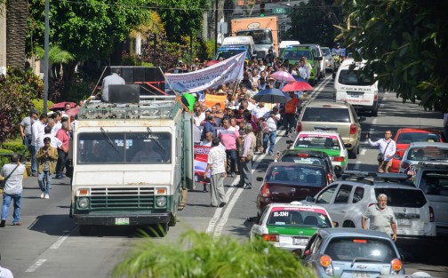 Luego de manifestarse en Tránsito del Estado, transportistas de varias partes del estado marcharon por Ávila Camacho hasta el centro de la ciudad, donde le recordaron al gobernador Cuitláhuac García los  compromisos que hizo con ellos en varias reuniones.|