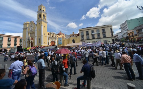 Luego de manifestarse en Tránsito del Estado, transportistas de varias partes del estado marcharon por Ávila Camacho hasta el centro de la ciudad, donde le recordaron al gobernador Cuitláhuac García los  compromisos que hizo con ellos en varias reuniones.|