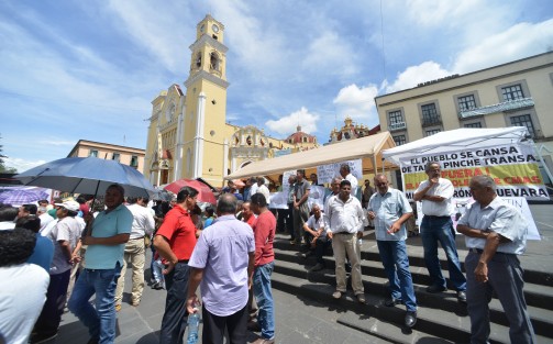 Luego de manifestarse en Tránsito del Estado, transportistas de varias partes del estado marcharon por Ávila Camacho hasta el centro de la ciudad, donde le recordaron al gobernador Cuitláhuac García los compromisos que hizo con ellos en varias reuniones.|