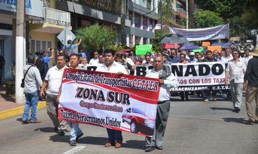 Luego de manifestarse en Tránsito del Estado, transportistas de varias partes del estado marcharon por Ávila Camacho hasta el centro de la ciudad, donde le recordaron al gobernador Cuitláhuac García los compromisos que hizo con ellos en varias reuniones.|