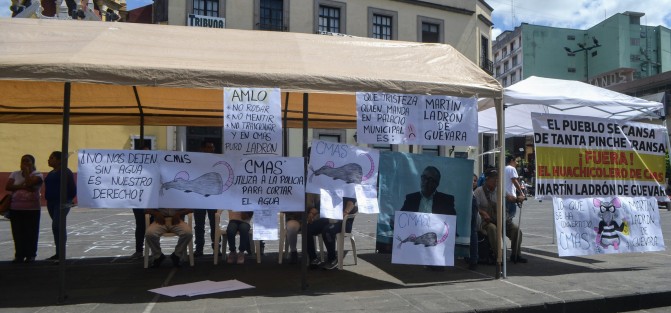 Integrantes  de VIVE  liderados por Francisco Rodríguez Pineda, colocaron una carpa en Plaza Lerdo y exigen la destitución del cargo del gerente comercial de CMAS, Martín Ladrón de Guevara. 
