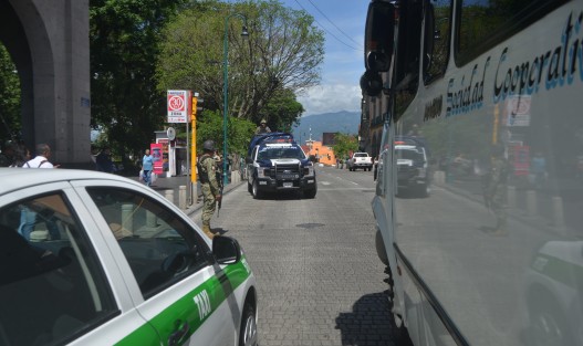 Elementos de la policía Naval que hacen labores de policia en Xalapa se metieron sin una razón aparente en sentido contrario en la céntrica calle de Enríquez lo que complicó a un más el ya de por sí lunes de manifestaciones en la ciudad.