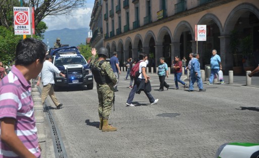 Elementos de la policía Naval que hacen labores de policia en Xalapa se metieron sin una razón aparente en sentido contrario en la céntrica calle de Enríquez lo que complicó a un más el ya de por sí lunes de manifestaciones en la ciudad.