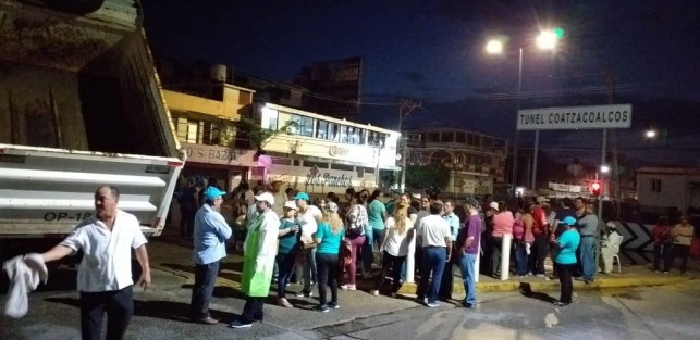 Este lunes Coatzacoalcos amaneció sitiado por integrantes del Sindicato Único de Empleados Municipales del Ayuntamiento que dirige Gersain Hidalgo, en reclamo de cumplimiento de algunos derechos laborales.  El bloqueo se retiró alrededor de las 11 horas.  