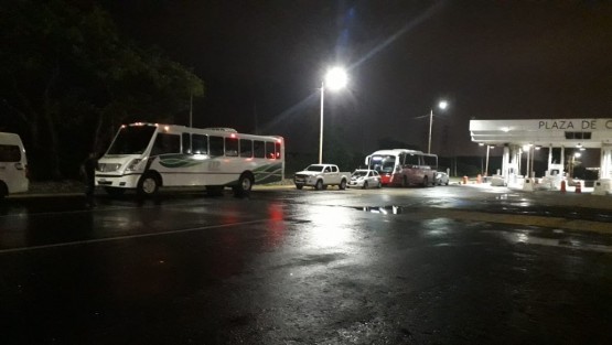 Este lunes Coatzacoalcos amaneció sitiado por integrantes del Sindicato Único de Empleados Municipales del Ayuntamiento que dirige Gersain Hidalgo, en reclamo de cumplimiento de algunos derechos laborales.  El bloqueo se retiró alrededor de las 11 horas.  