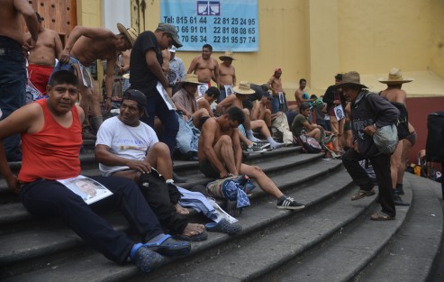 Encabezados por su líder, César del Angel, se dispusieron a manifestarse a su estilo, bailando en ropa interior a ambos lados de la avenida Enríquez. Del Ángel dijo que  luego de hablar con el Gobernador, presentarán una denuncia ante la Fiscalía General de la República.   