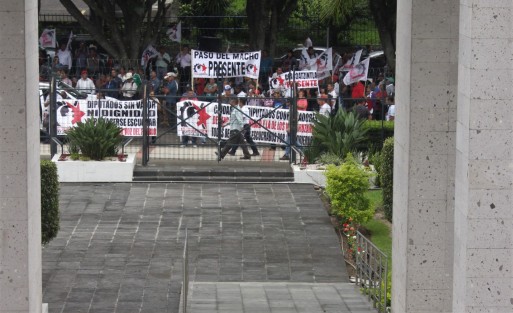Este lunes continuó el plantón cardenista frente al Palacio Legislativo, sin pena ni gloria. A medida que pasan los días el contingente disminuye.  