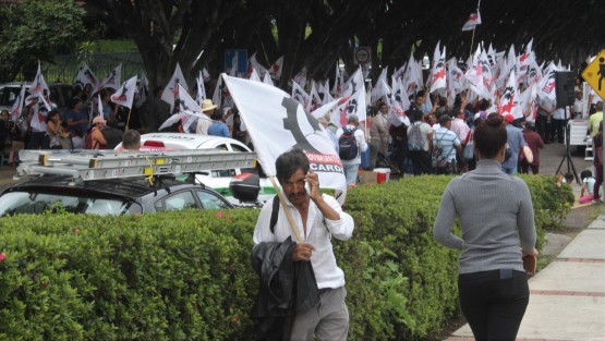 Este lunes continuó el plantón cardenista frente al Palacio Legislativo, sin pena ni gloria. A medida que pasan los días el contingente disminuye.  
