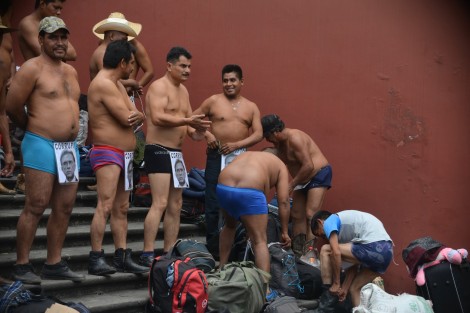 Integrantes de la agrupación Los 400 pueblos volvieron a Xalapa a buscar dialogar con el gobernador Cuitláhuac García sobre las violaciones a los derechos humanos de que fueron víctimas durante el gobierno de Miguel Ángel Yunes Linares.  Encabezados por su líder, César del Angel, se dispusieron a manifestarse a su estilo, bailando en ropa interior a ambos lados de la avenida Enríquez. Del Ángel dijo que luego de hablar con el Gobernador, presentarán una denuncia ante la Fiscalía General de la República. 