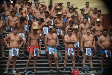 Integrantes de la agrupación Los 400 pueblos volvieron a Xalapa a buscar dialogar con el gobernador Cuitláhuac García sobre las violaciones a los derechos humanos de que fueron víctimas durante el gobierno de Miguel Ángel Yunes Linares.  Encabezados por su líder, César del Angel, se dispusieron a manifestarse a su estilo, bailando en ropa interior a ambos lados de la avenida Enríquez. Del Ángel dijo que luego de hablar con el Gobernador, presentarán una denuncia ante la Fiscalía General de la República. 