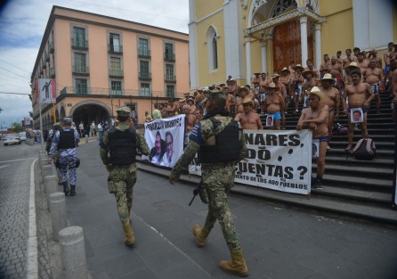 Integrantes de la agrupación Los 400 pueblos volvieron a Xalapa a buscar dialogar con el gobernador Cuitláhuac García sobre las violaciones a los derechos humanos de que fueron víctimas durante el gobierno de Miguel Ángel Yunes Linares.  Encabezados por su líder, César del Angel, se dispusieron a manifestarse a su estilo, bailando en ropa interior a ambos lados de la avenida Enríquez. Del Ángel dijo que luego de hablar con el Gobernador, presentarán una denuncia ante la Fiscalía General de la República. 