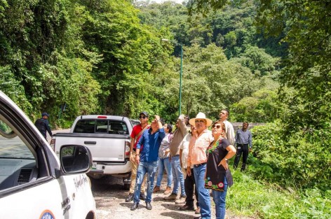 El alcalde de Teocelo, Mario Antonio Chama, recorrió con dictaminadores de PC estatal y la SIOP, la parte baja del Puente Matlacobatl con el objetivo de observar fracturas o posibles puntos de riesgo que guarde el puente, así mismo la parte alta de la barranca donde se han presentado afectaciones.  