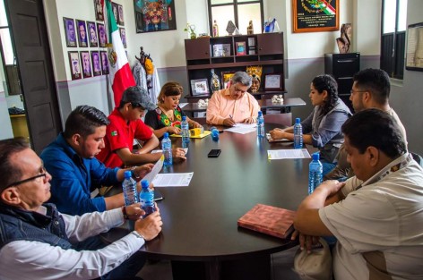 El alcalde de Teocelo, Mario Antonio Chama, recibió a Dictaminadores de PC del Estado y a representantes del Director de la SIOP, quienes visitaron el Municipio con el objetivo generar un dictamen a detalle del estado actual de la Barranca Matlacobatl, relacionado a temas de seguridad y prevención de accidentes de cara a la recién iniciada Temporada de Lluvias y Ciclones Tropicales 2019.