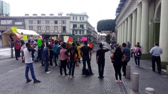 Jóvenes antorchistas afiliados a la Federación Nacional de Estudiantes Revolucionarios Rafael Ramírez, bloquearon la calle Enríquez para exigir al Gobierno estatal que vuelva a subsidiar sus casas de estudiantes. Aseguran que a ellos no les llegaron las becas.