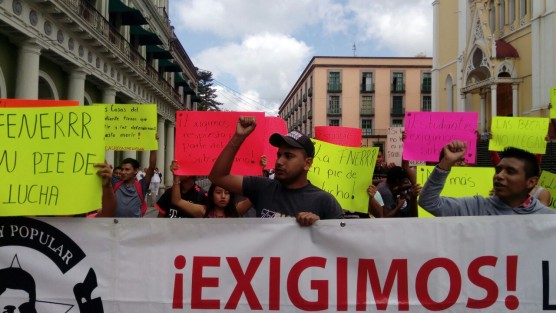 Jóvenes antorchistas afiliados a la Federación Nacional de Estudiantes Revolucionarios Rafael Ramírez, bloquearon la calle Enríquez para exigir al Gobierno estatal que vuelva a subsidiar sus casas de estudiantes. Aseguran que a ellos no les llegaron las becas.