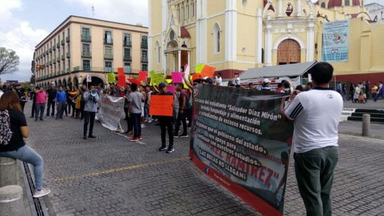 Exigen subsidio mensual en alimentos por un monto de 50 mil pesos mensuales. Afortunadamente sí les alcanzó para la impresión de su manta. 
