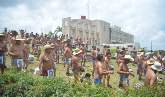 Integrantes de los 400 Pueblos trasladaron su protesta a la Fiscalía del Estado, donde despacha o se supone debe despachar el Fiscal Jorge Winckler, uno de los funcionarios yunistas en sus momento, a quienes acusan de violación de sus derechos humanos.  
