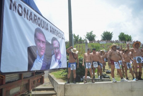 Integrantes de los 400 Pueblos trasladaron su protesta a la Fiscalía del Estado, donde despacha o se supone debe despachar el Fiscal Jorge Winckler, uno de los funcionarios yunistas en sus momento, a quienes acusan de violación de sus derechos humanos.  