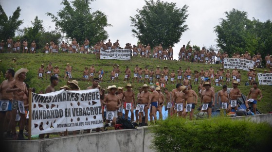 La nueva ubicación del plantón de los 400 Pueblos, les permitió implementar nuevas coreografías.  