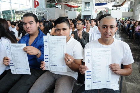 El secretario de Educación, Zenyazen Escobar en compañía del rector de la UPAV, Ome Tochtli Méndez, entregaron certificados a egresados de Bachillerato, zona Xalapa, y nombramientos a coordinadores y directores solidarios de Educación Media-Superior y Superior. 